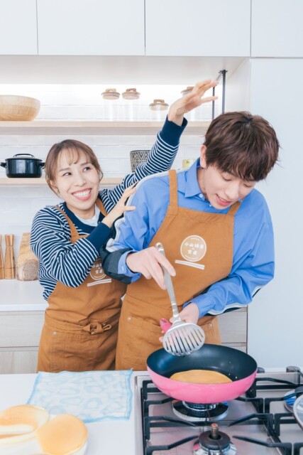 頭をわしゃわしゃされるレアな小山さんの姿