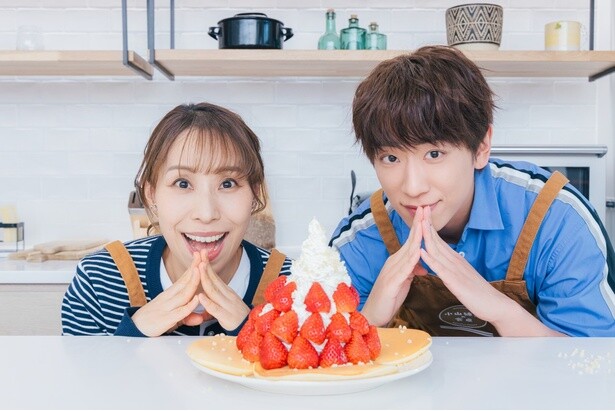 いちごの山の前で喜びのポーズをする可愛すぎる小山慶一郎さんとみきママ！2人とも目がきゅるんきゅるん！