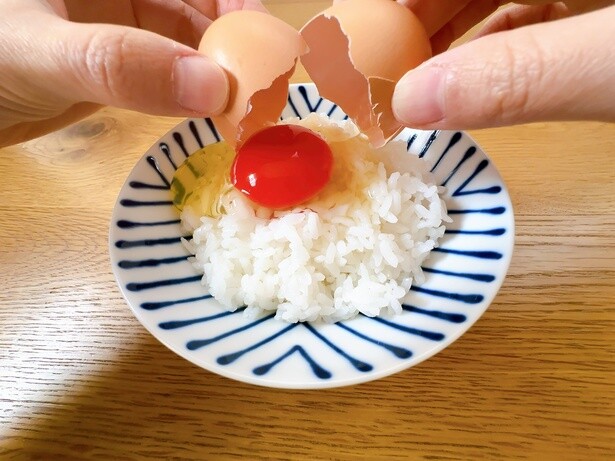 炊きたてごはんの上に高級卵を落として