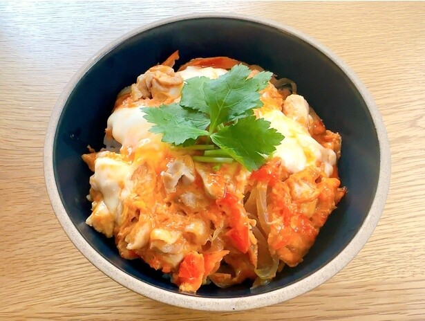 専門店さながらの真っ赤な親子丼