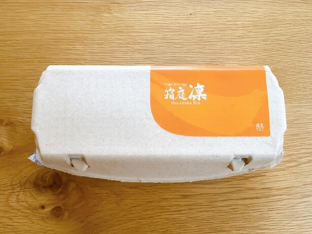  「凛」は、天然ハーブのマリーゴールドを配合した飼料を食べたにわとりが産んだ卵