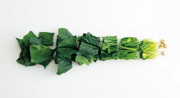 ほうれん草をカット