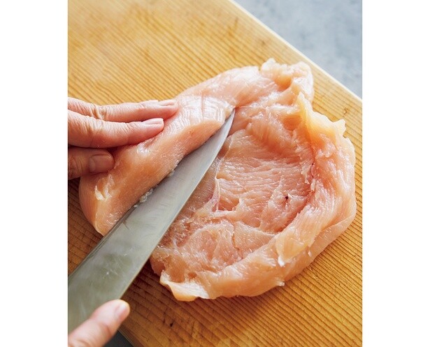 とり肉の厚みが3㎝くらいある場合は、観音開きにして厚みを均一にすると、少ない油でも揚げやすい。