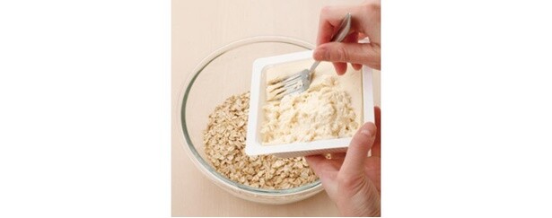 オートミールとくずした豆腐を混ぜ合わせる