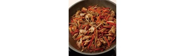 豆腐にこの煮汁をしみこませます