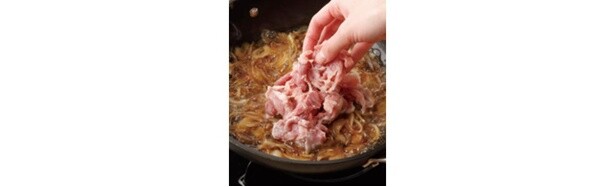 フライパンに豚肉を加えたら、菜箸などで手早くほぐす