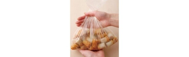 にんにくとしょうがを加えたしょうゆだれにちくわを漬ける