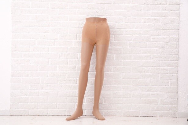 元キャビンアテンダントが自身の経験をもとに開発した「Flight Stockings（フライトストッキングス）」は、そんな悩みに応える消臭ストッキングです