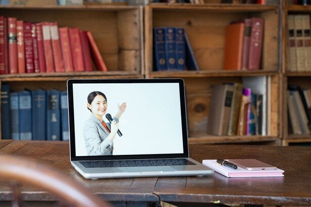 メインの業務は、メンバーに向けた講義です