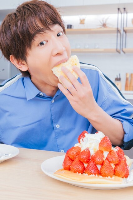 焼肉のようにパンケーキを食す小山さん