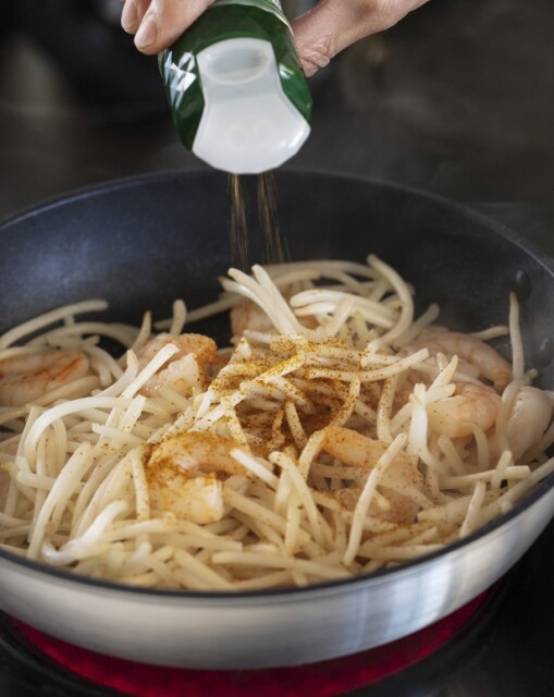  「味付カレーパウダー ジャワカレー味」は仕上げはもちろん、から揚げなどの下味にも重宝