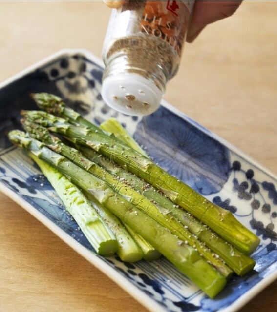 焼いただけのアスパラが、気の利いた逸品に変身！