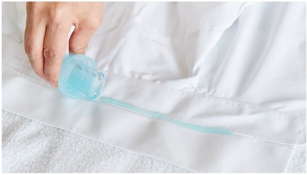エリ・袖汚れには、洗濯前に液体洗剤を塗る