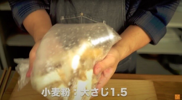 袋に、厚揚げと小麦粉大さじ1と1/2を入れ振る