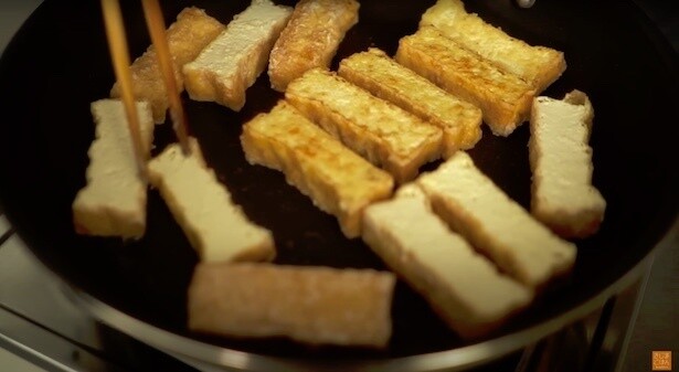 焼き色がついたら裏返す