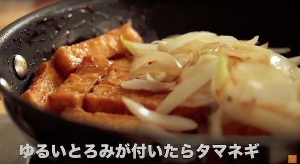 ゆるいとろみがついたら、玉ねぎを加える