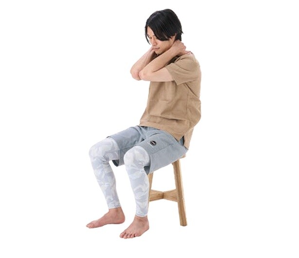 3. 中指で首の出っ張りを押し込む。