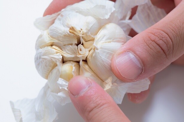 1　にんにくは外側の白く薄い皮をむく。（2に続く）
