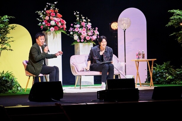 花やグリーンがあしらわれた春らしい華やかなセットも素敵。司会の古家さんと爆笑トークを繰り広げました