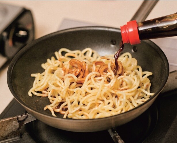 （4）麺に焦げ目がついてきたらウスターソースととんかつソースを加えて、麺をほぐしながら炒める。