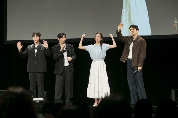 観客に手を振りながら退場するキャスト4人