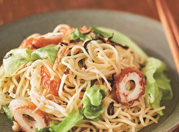 焼きそば用麺で簡単、味つけも楽ちん「ちくわとレタスの塩昆布焼きそば」