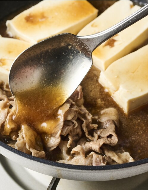 豚こまのうまみがしみた汁ごとご飯にかけて