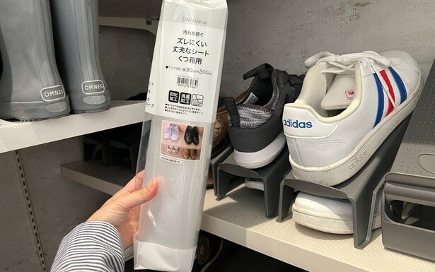 （5）シューズクローゼットには靴用専用のシートで汚れ予防
