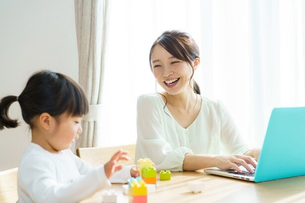 在宅勤務には、好きな時間に働ける、育児とも両立しやすいなど、子育て世代にとって魅力的な点がいろいろある