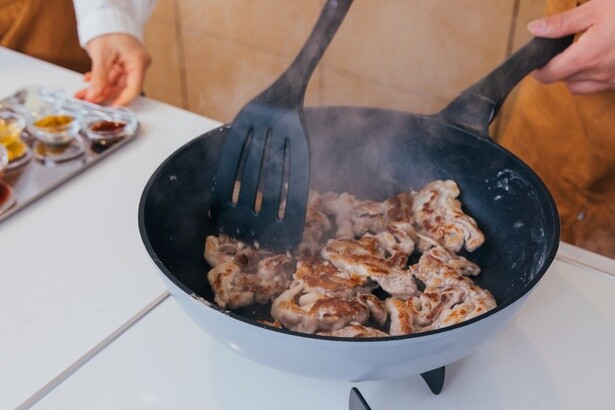 おいしそうな焼き色が付いたら味付けをします