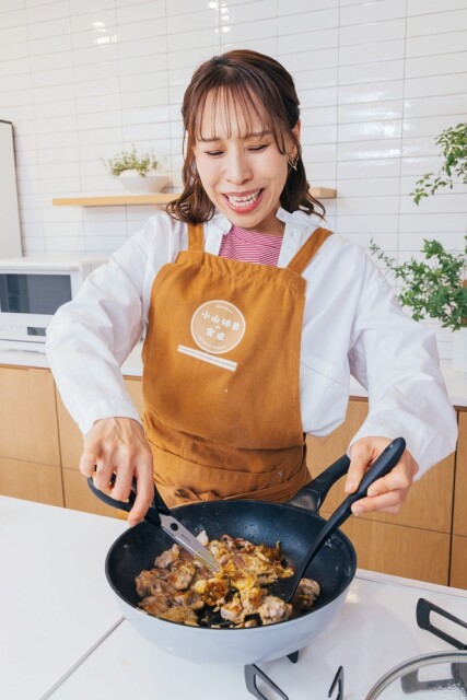 「家でもいつもこうやってるよ〜」とみきさん