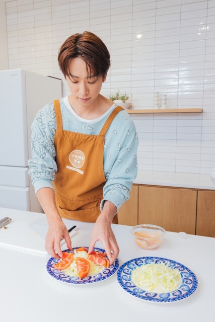 「盛り付けはできる！」小山さんがトマトを持った貴重な姿（笑）