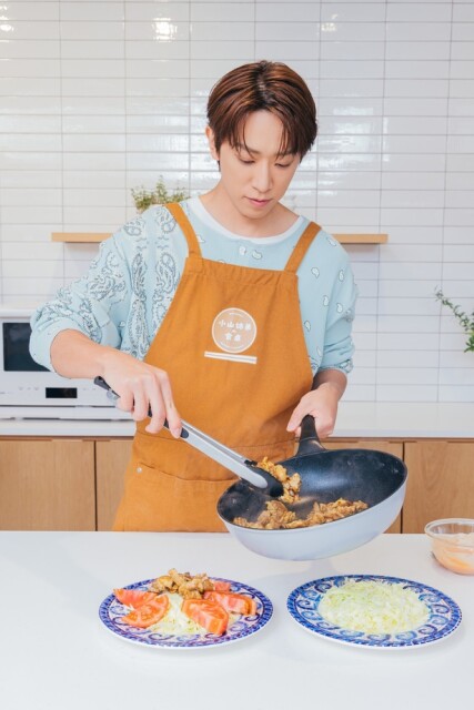 盛り付け中、お肉の香りが食欲をそそります
