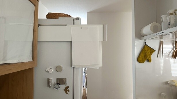 tower マグネット冷蔵庫横隠せるスライドスチールパネルで、すぐに見たい資料は掲示