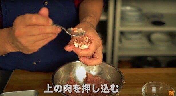 肉を皮に押し込む