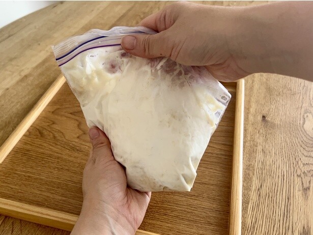 大きなかたまりを押しつぶして、バナナとなじませます