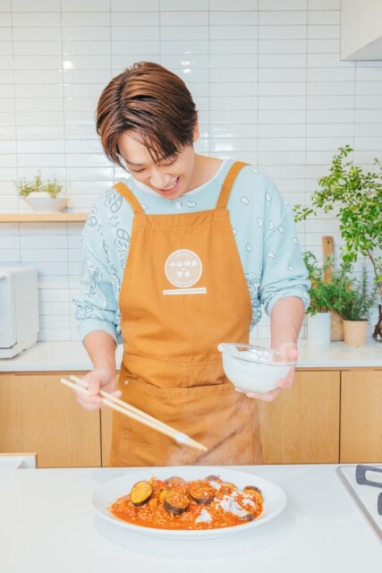 「やらせてくれ！」懇願するも、ヨーグルトソースをイメージ通りにかけられなかったようで「できなかったわ！（笑）」小山さんの元気いっぱいな失敗報告に周囲も爆笑。