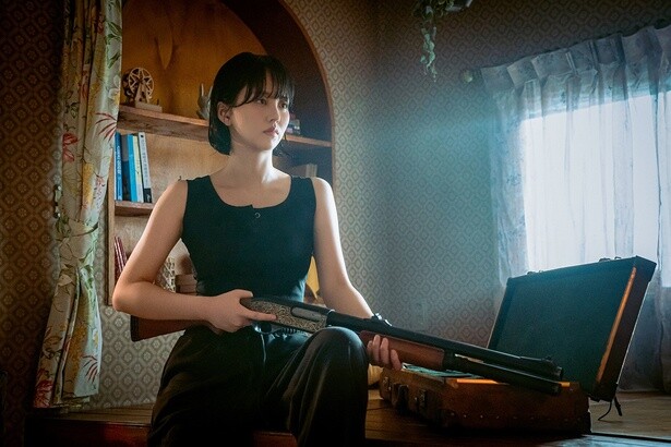 銃を構える姿がカッコいいチ・ハンナ