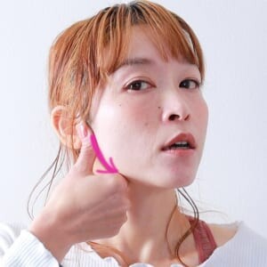 親指を顎関節部分にあて、そこからエラをなぞるように下顎までスライドします。これを5回繰り返しましょう。筋肉が張っている方やむくんでいる方は、長めに行いましょう