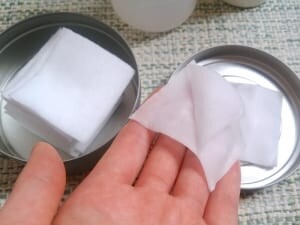 コットンパックを行う場合はパッティングした後に再度コットンに化粧水を含ませ、1枚のコットンを2枚に割いて面積の広い箇所からのせていきます（2枚に割けるタイプのコットンを選び、割いてケバケバしていない方を肌にのせます）