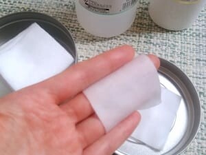 肌にパッティングしていきます。パッティングする際は、写真のように中指と薬指でコットンを挟んで行うとやりやすいです。顔の内側から外側に向かって、やさしくトントンと押し当てながら行いましょう