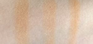 画像右から順に、みかん色のマットなアイシャドウである「トーン タッチ アイズ 16染芥子／スック」のみ、「トーン タッチ アイズ 16染芥子にトーン タッチ アイズ 12秋蛍を重ねたもの」「トーン タッチ アイズ 16染芥子にクリオのプロ　シングル　シャドウ G10パールフェクションを重ねたもの」