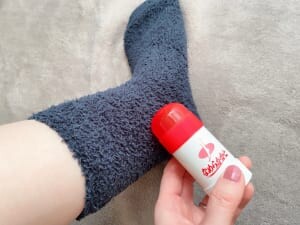 保湿力がかなり高く塗った直後は足を滑らせやすいため、ソックスを履くことをおすすめします。かかとはもちろん、ひじやひざにも使えますよ