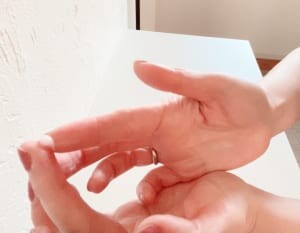 指先がヒビ割れやすい人は、まずは指先に塗りこんでから他の部分を塗ると満遍なくクリームを塗ることができますよ。