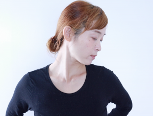 背中側で手を組み、頭を右斜め下→右斜め上→左斜め下→左斜め上と動かします。8の字を描くようなイメージです。呼吸に合わせて、ゆっくりと3セット行てください。首回りのストレッチに効果的な動きです