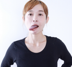 背中側で手を組んだまま、舌を前に出します。そこから、舌を右斜め下→右斜め上→左斜め下→左斜め上と動かします。舌で8の字を描くように20セット繰り返してください。終わったら、左斜め下→左斜め上→右斜め下→右斜め上と、逆回しで20セット行います