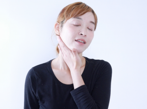 右手を左側のエラ下にあて、そこから鎖骨に向かってやさしくさすります。これを3回くりかえします。終わったら、左手を右のエラ下にあて、同じように繰り返します。力加減はふわっと軽く「さする程度」でかまいません
