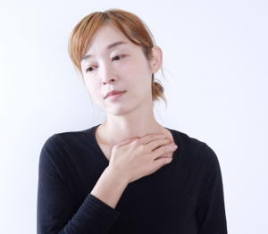 左手を右の鎖骨上にあて、左右に手を動かしながら鎖骨の上全体を10秒ほどさすります。この部分は老廃物を流すリンパのツボがありますので、少し痛いと感じる方は長めに行いましょう