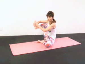 そのまま膝を曲げて、膝を前、後ろ、斜め前、後ろ、回すなどをして股関節から臀部、太もも裏などをほぐします