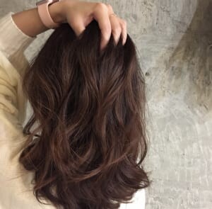 流行りの髪色で艶感や血色をプラス！？人気のヘアカラー